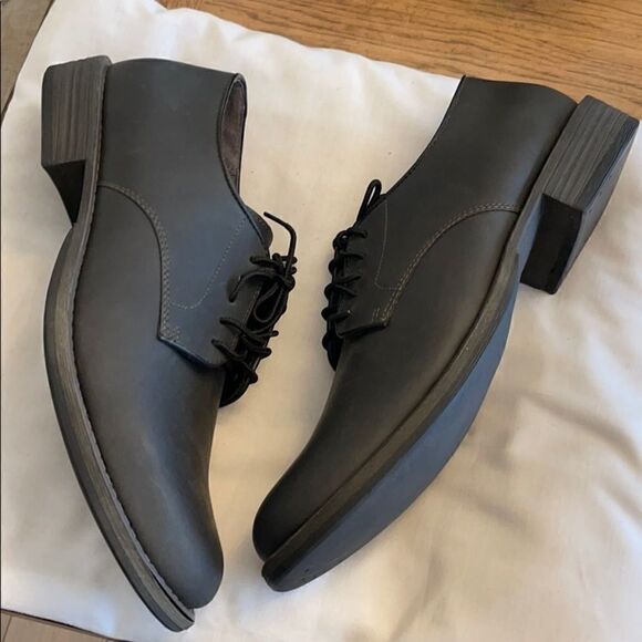 EASTLAND BLACK OILED LEATHER OXFORDS.  NEW